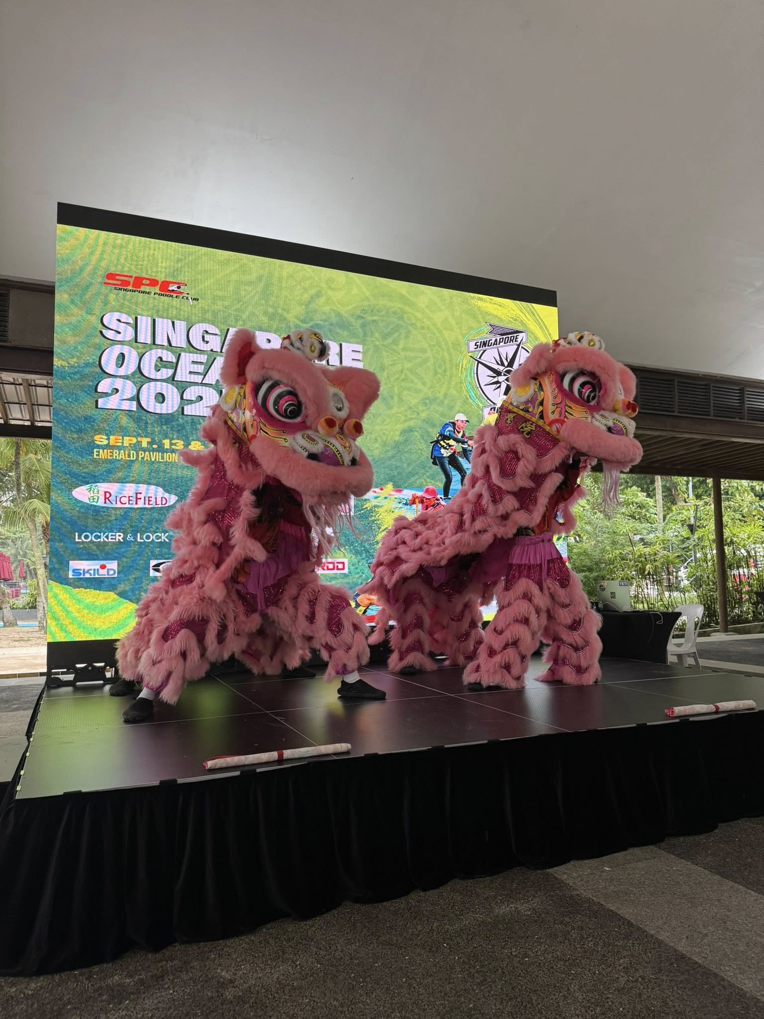 Outdoor stage performance / 户外舞台表演