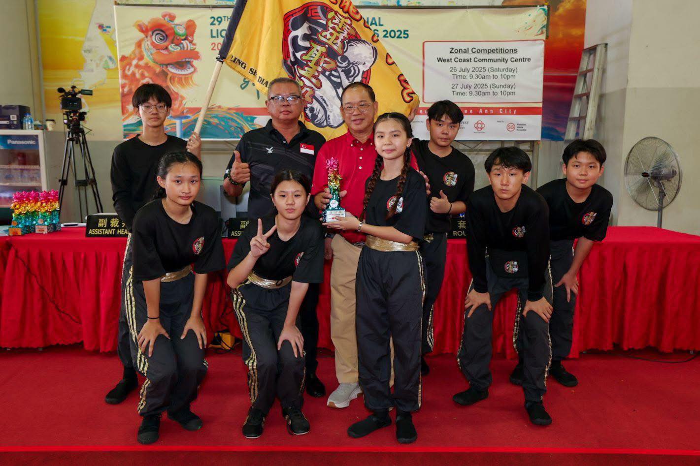 Team trophy presentation / 团队颁奖留影